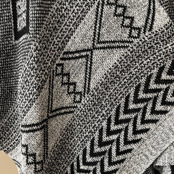 *NWT* Jetset Diaries Black and Grey Poncho OS+ - Picture 8 of 12